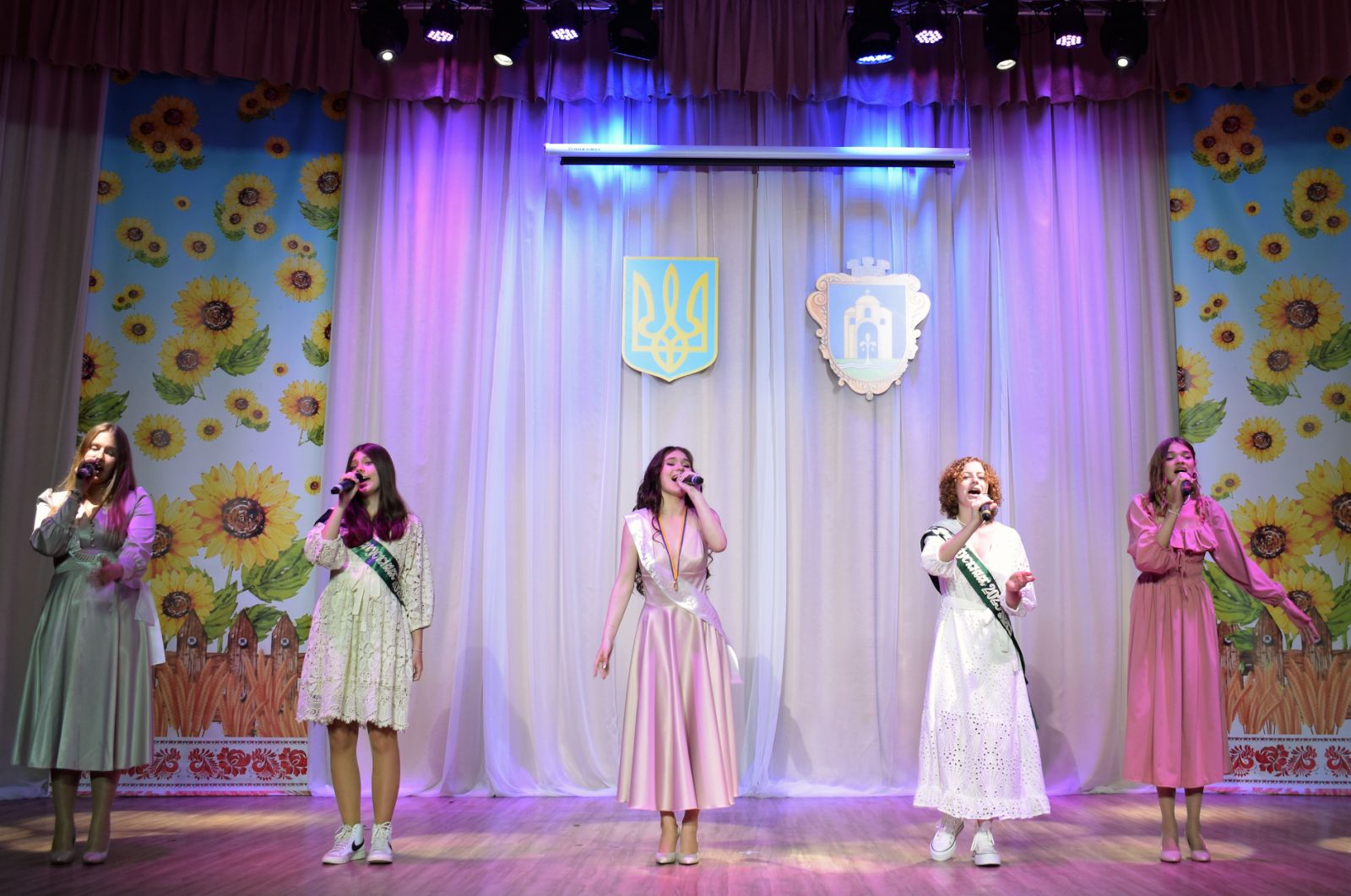 Перший місяць літа закінчився, даруючи для випускників нову сторінку життя